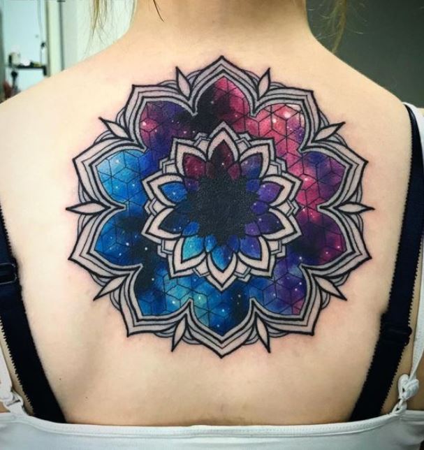 Tatouage Mandala Géométriques Et Ciel étoilé Sur Le Dos