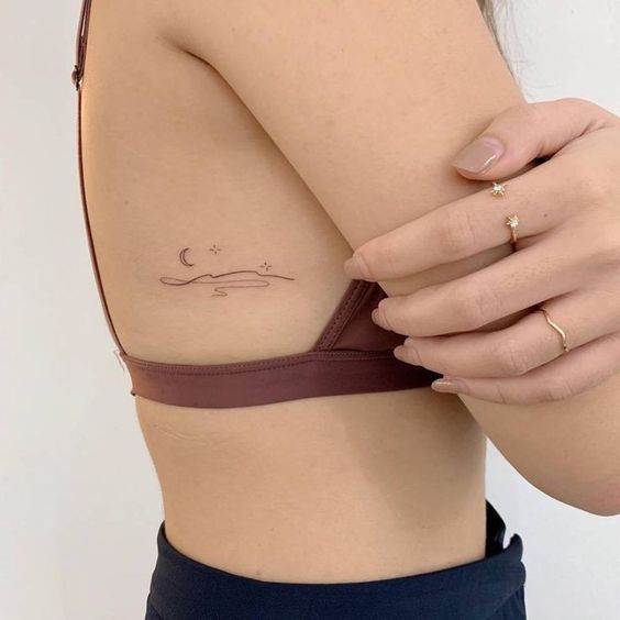 Tatouage Paysage En Lignes Fines Sur Les Côtes