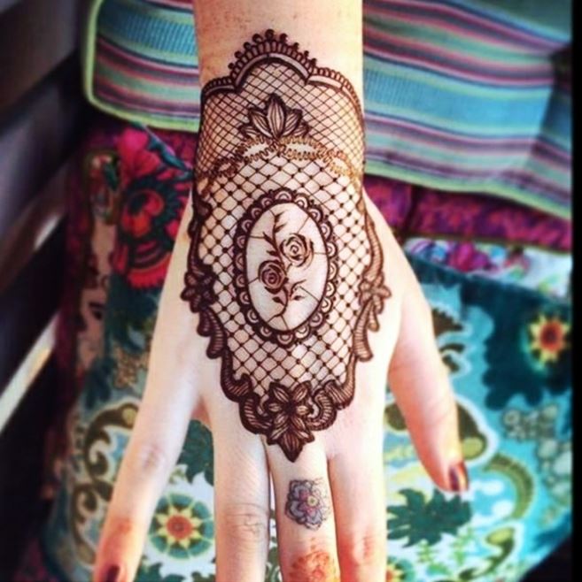 Tatouage Dentelle Avec Fleurs Sur Le Poignet