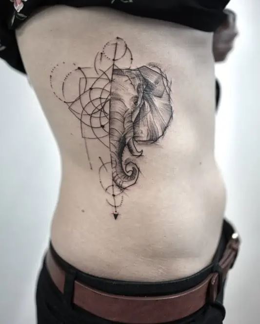 Tatouage éléphant Et Figures Géométriques Sur Les Côtes