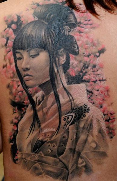 Tatouage Femme Japonaise Et Fleurs Sur Le Dos
