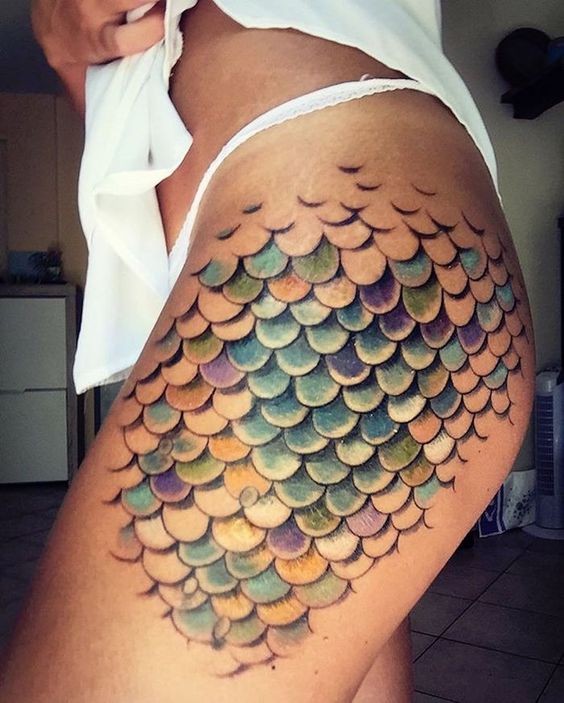 Tatouage écailles Colorées Sur La Cuisse