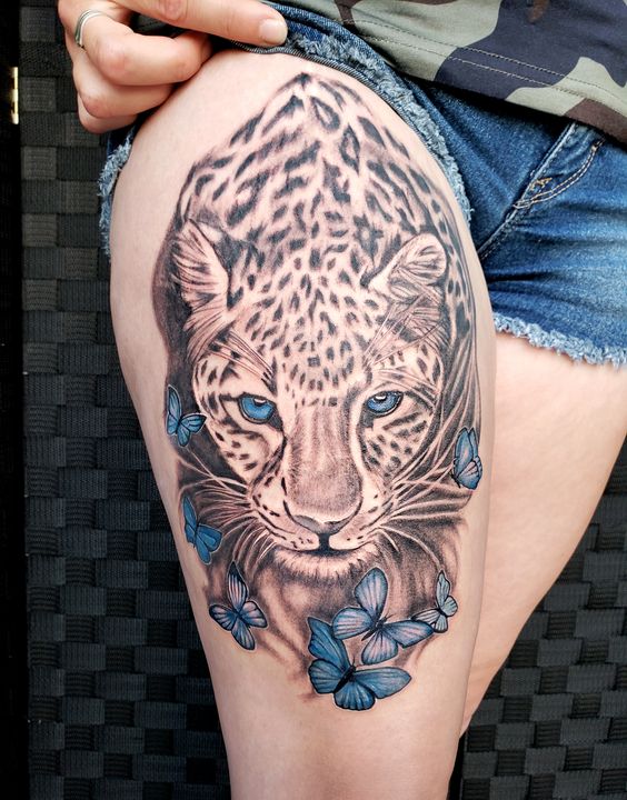 Tatouage Léopard & Papillons Bleus Sur La Cuisse