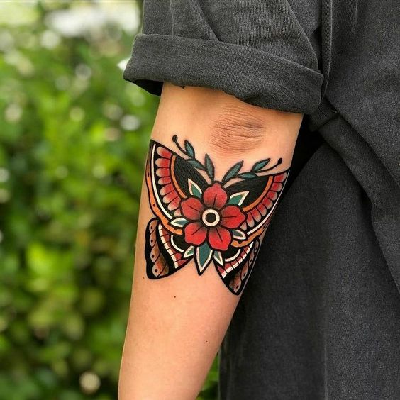 Tatouage Papillon Et Fleur Sur L'avant Bras
