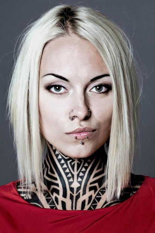 Tatouage Tribal Géométrique Sur Le Cou