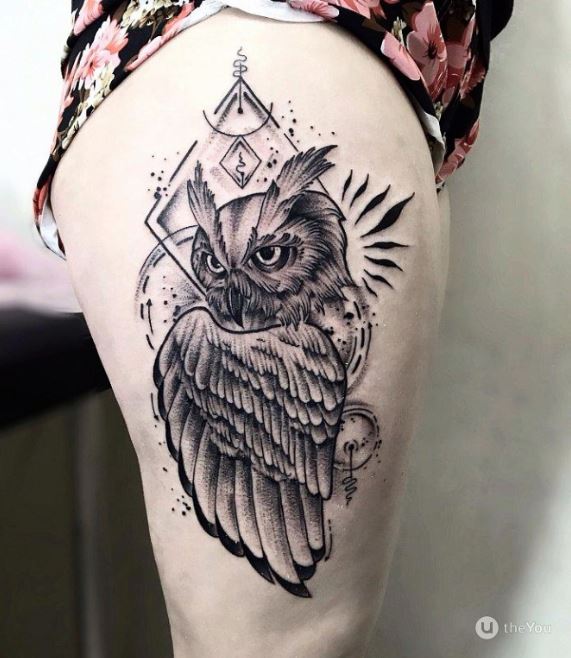Tatouage Hibou Et Figures Géométriques Sur La Cuisse