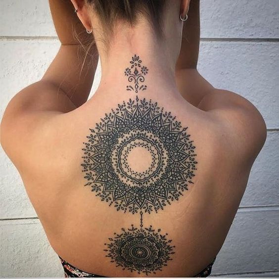 Tatouage Mandala Svastika Sur Le Dos