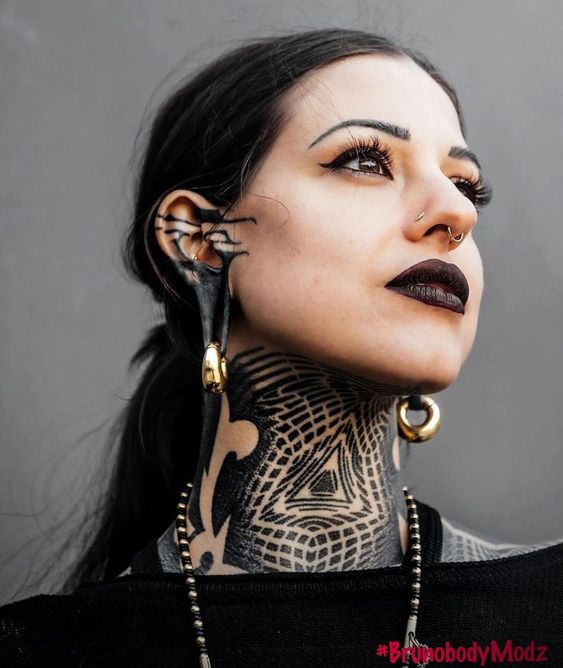 Tatouage Triangle Et Formes Géométriques Sur Le Cou