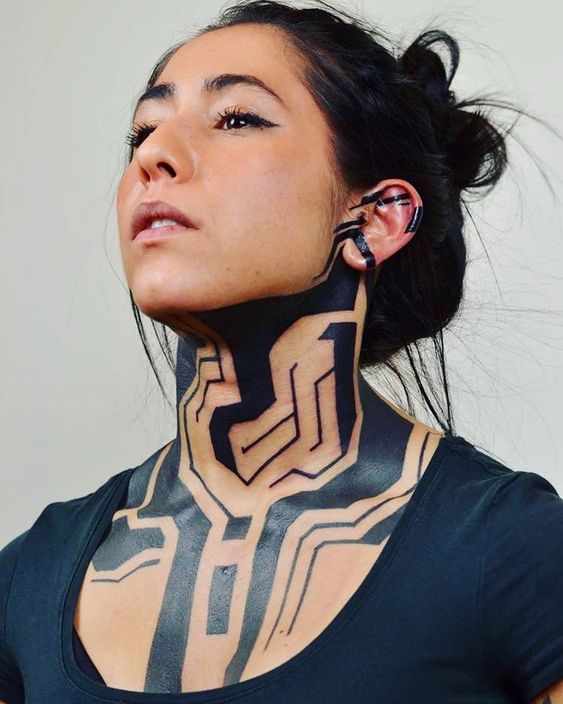 Tatouage Lignes Et Bandes Noires Sur Le Cou