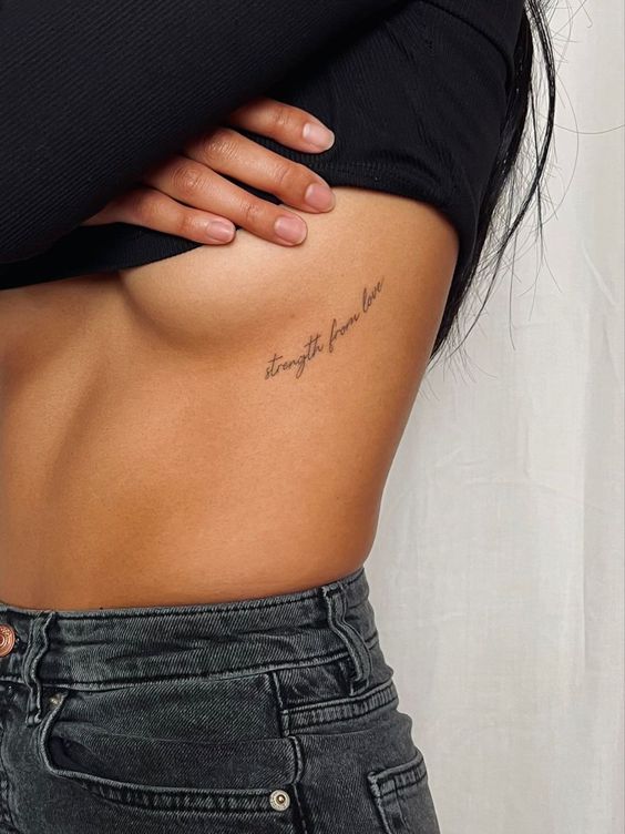 Tatouage Mots Strength From Love Sur Les Côtes