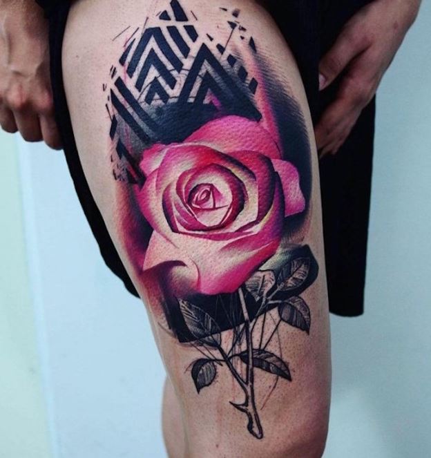 Tatouage Rose Rouge Et Triangles Sur La Cuisse