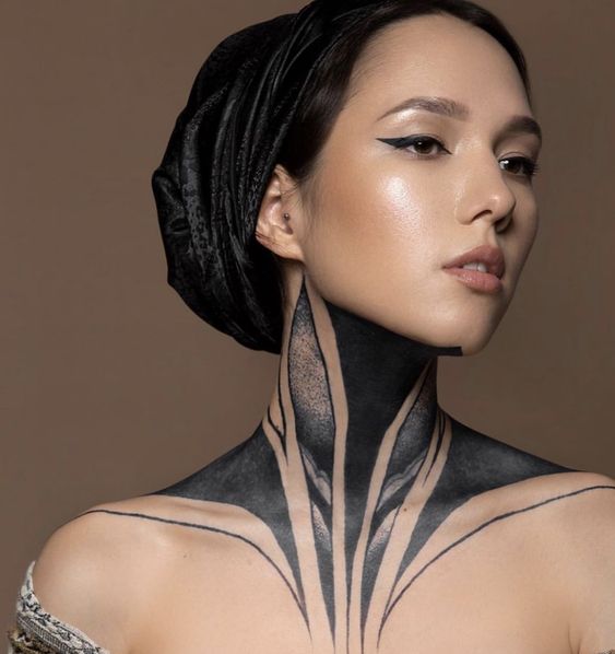 Tatouage Bandes En Noir Et Gris Sur Le Cou