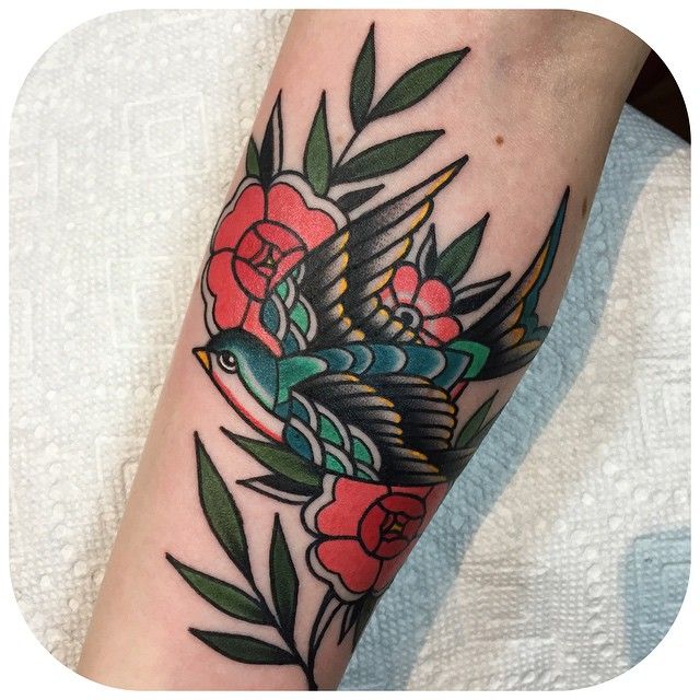 Tatouage Oiseau Et Fleurs Rouges Sur L'avant Bras