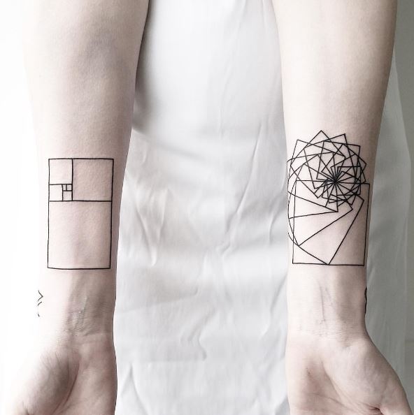 Tatouages Carrés Et Spirale Sur L'avant Bras