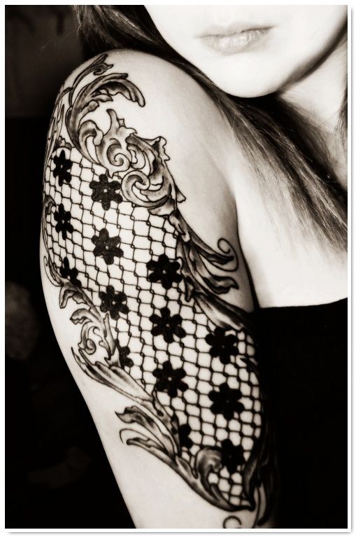 Tatouage Dentelle Avec Fleurs Noires Discrètes Sur Le Bras