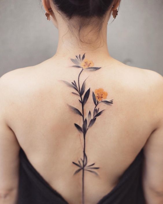 Tatouage Fleur Jaune Et Feuilles Noires Sur La Colonne Vertébrale