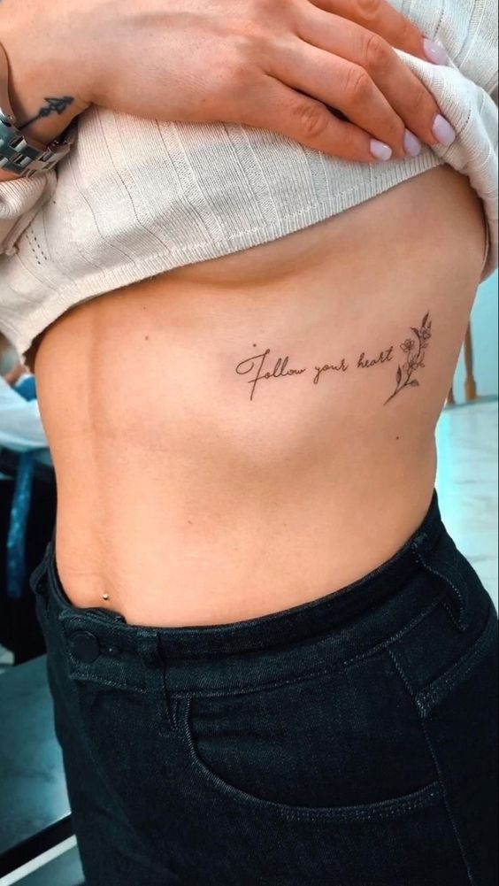 Tatouage Phrase Inspirante Et Fleurs Sur Les Côtes
