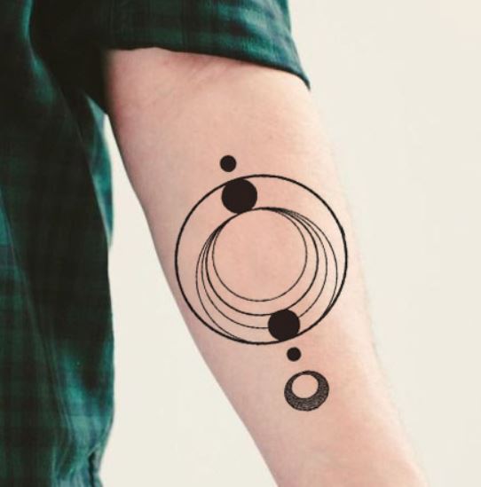 Tatouage Cercles Et Demi Lune Sur L'avant Bras