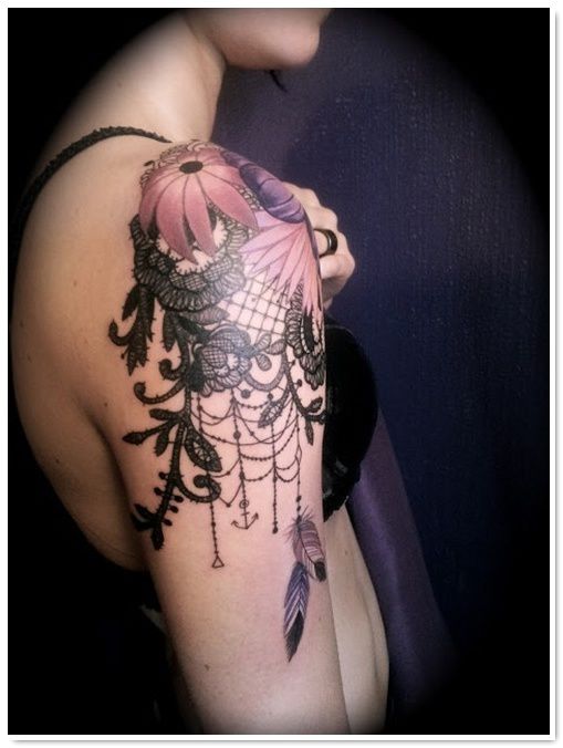 Tatouage Dentelle Avec Fleurs Et Plumes Sur Le Bras