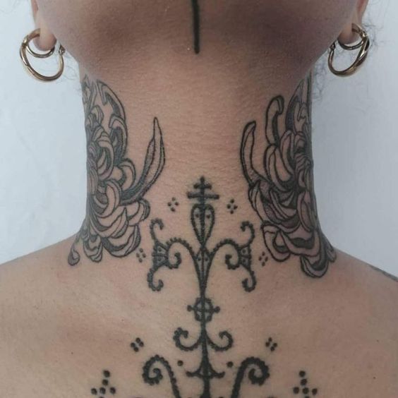 Tatouage Ornemental Avec Pivoine Sur Le Cou