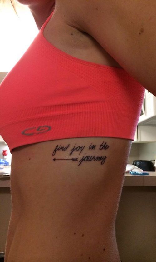 Tatouage Phrase Inspirante Et Flèche Sur Les Côtes