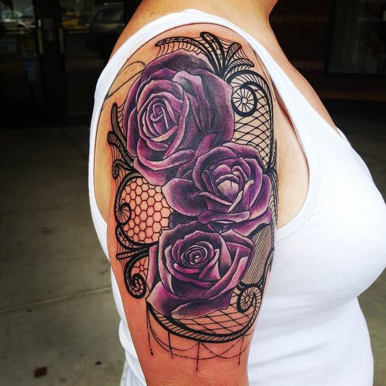 Tatouage Dentelle Et Fleurs Violettes Sur Le Bras