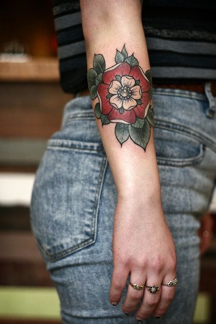 Tatouage Fleur Rouge Et Blanche Sur L'avant Bras