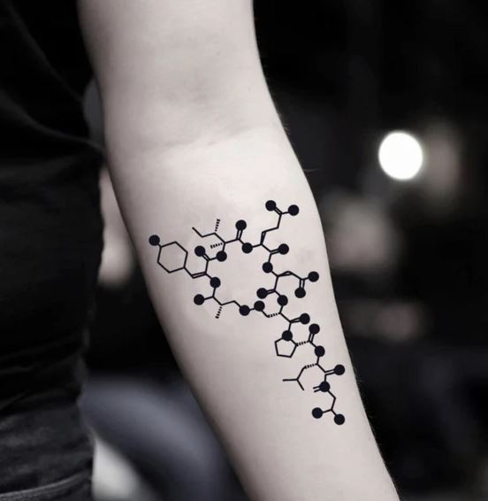Tatouage Hexagones Et Points Sur L'avant Bras