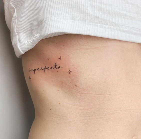 Tatouage Mot Imperfecta Et étoiles Sur Les Côtes
