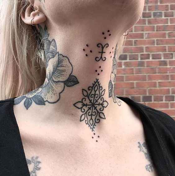 Tatouage Ornemental Avec Dots Et Fleurs Sur Le Cou