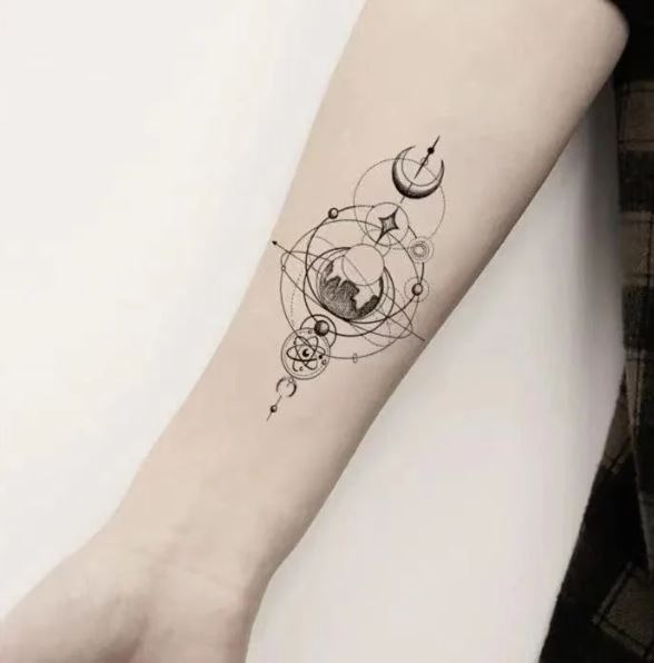 Tatouage Cercles, Lune Et Atome Sur L'avant Bras