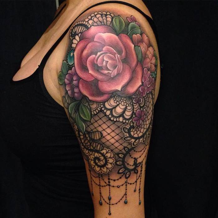 Tatouage Dentelle Avec Fleurs Colorées Sur Le Bras