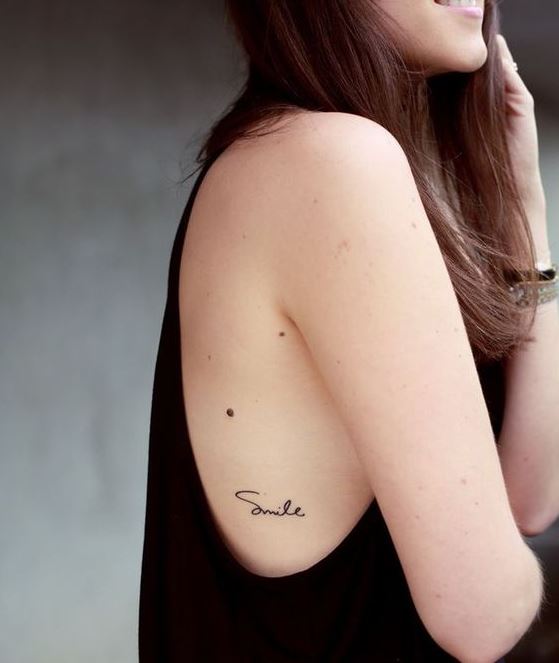 Tatouage Mot Smile Sur Les Côtes