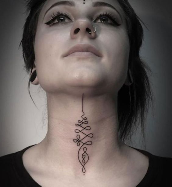 Tatouage Ornemental En Ligne Fine Sur Le Cou