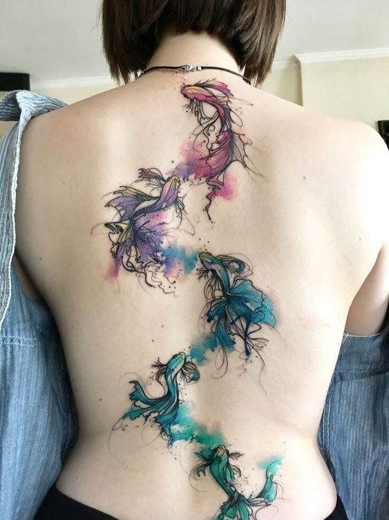 Tatouage Poissons Bleus Et Violets Sur Le Dos