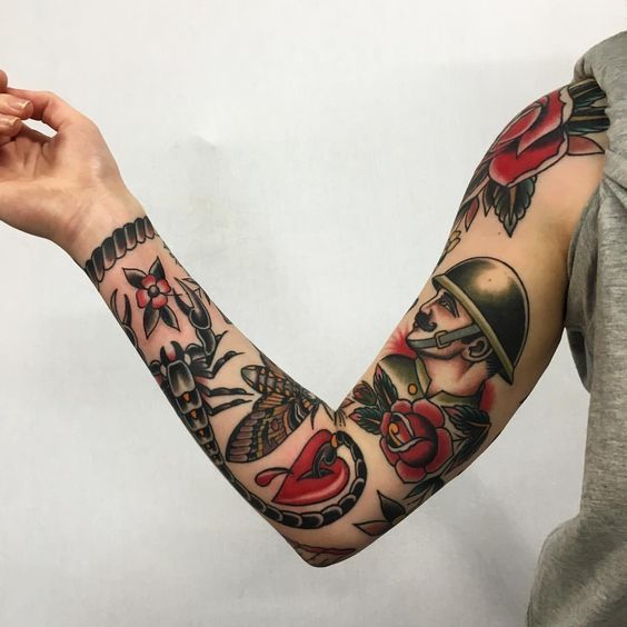 Tatouage Soldat Et Fleurs Sur Le Bras