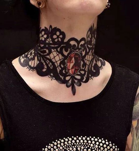 Tatouage Dentelle Avec Rubis Sur Le Cou
