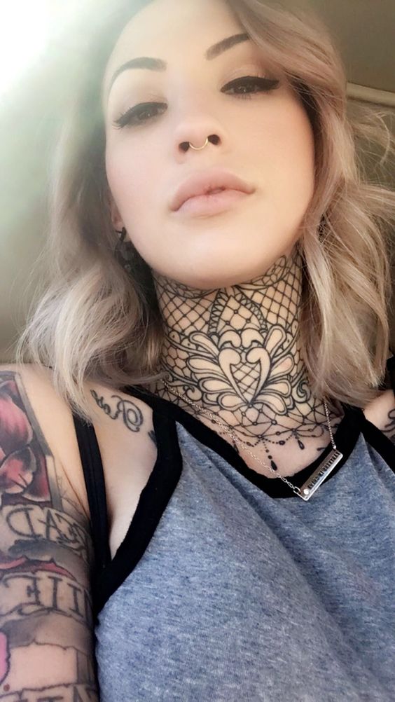 Tatouage Dentelle Avec Fleur Sur Le Cou