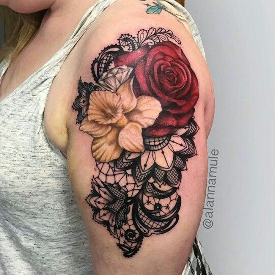 Tatouage Dentelle Avec Fleurs Rouge Et Jaune Sur Le Bras