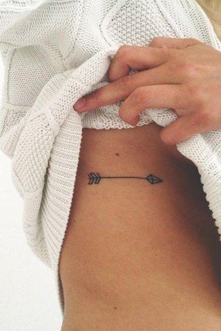 Tatouage Flèche Tribale Sur Les Côtes