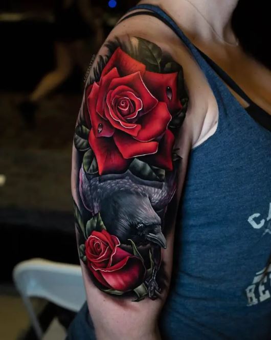 Tatouage Roses Rouges Et Corbeau Sur Le Bras