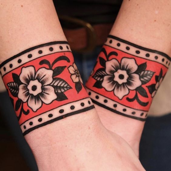 Tatouage Bracelet Avec Fleurs Sur Le Poignet