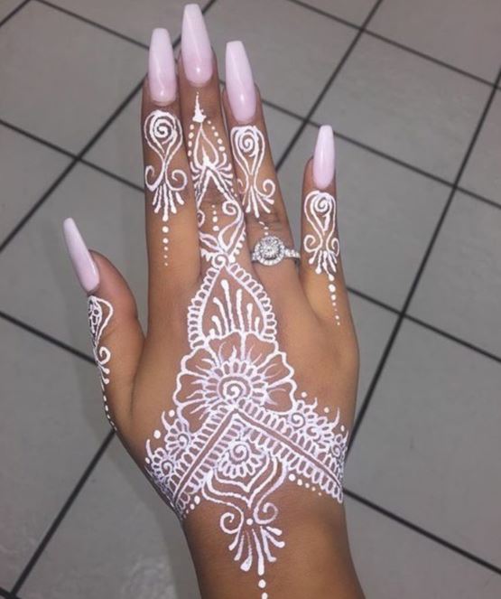 Tatouage Dentelle à L'encre Blanche Sur Le Poignet