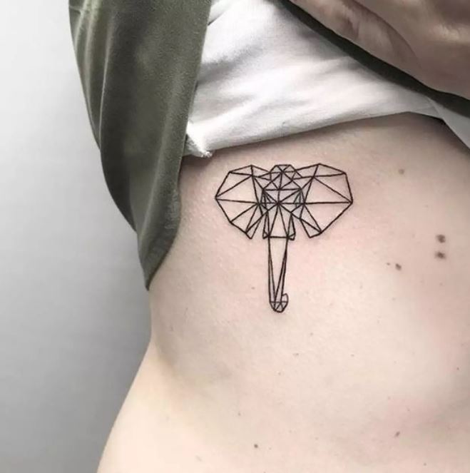 Tatouage éléphant Géométrique Sur Les Côtes