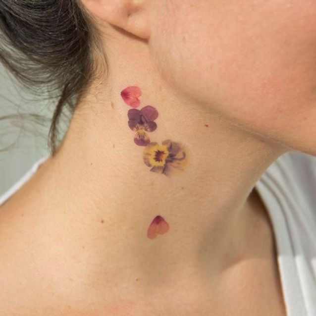 Tatouage Fleurs Colorés Sur Le Cou