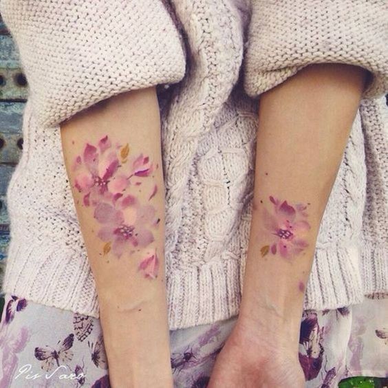 Tatouage Fleurs De Cléome Sur L'avant Bras