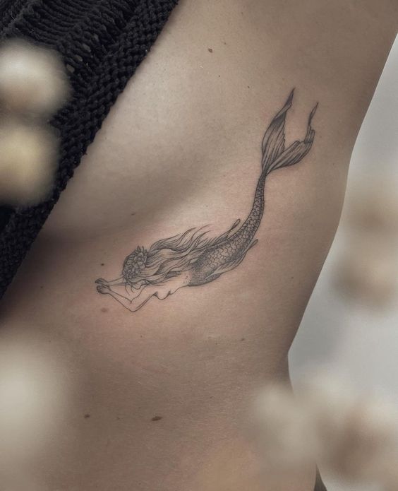 Tatouage Sirène à L'encre Noire Sur Les Côtes