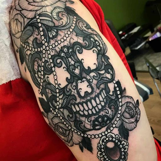 Tatouage Dentelle Et Sugar Skull Sur Le Bras
