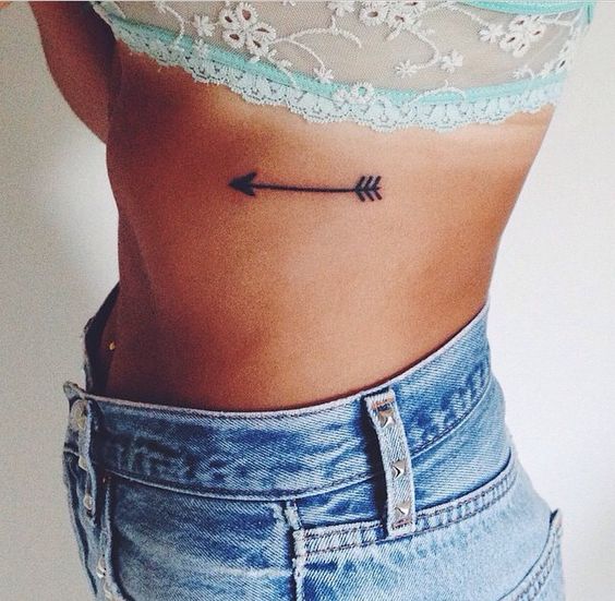 Tatouage Flèche Minimaliste Sur Les Côtes