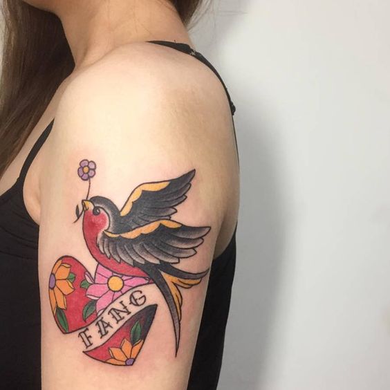 Tatouage Oiseau Et Coeur Sur Le Bras